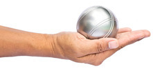 How to hold a petanque ball ?